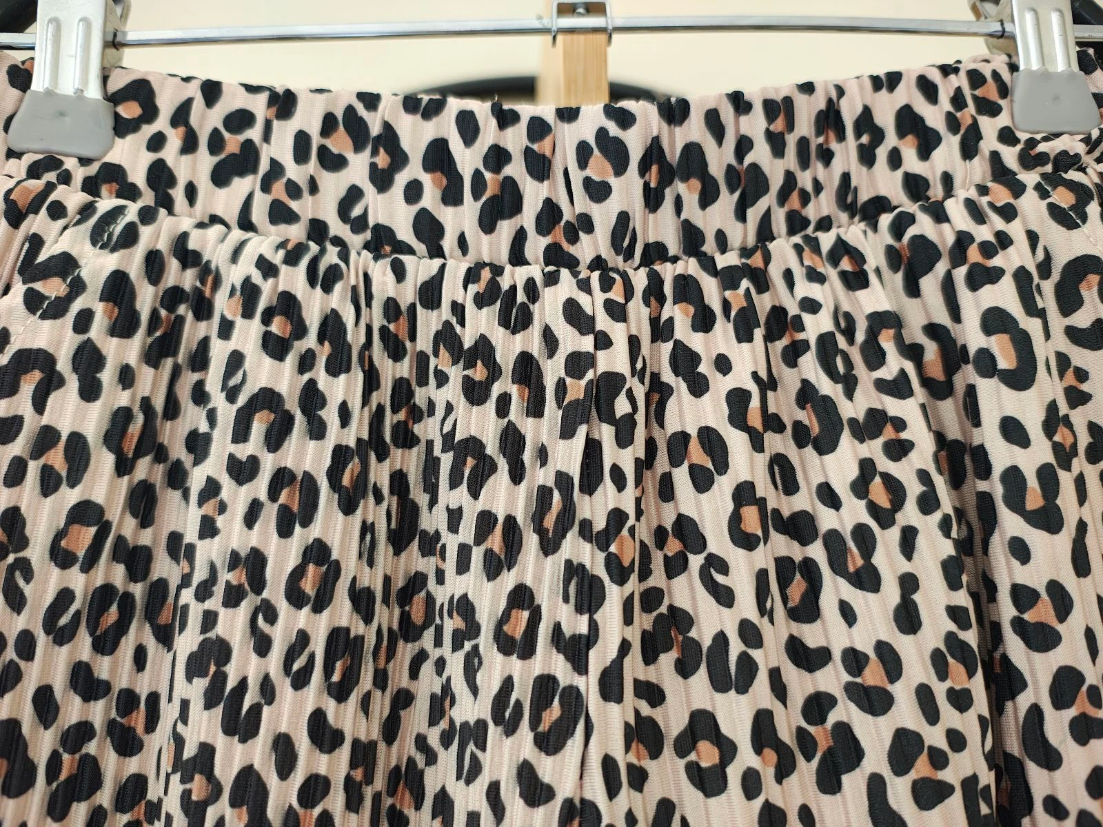 Calça fluida plissada de leopardo com detalhes brilhantes para 7 anos – photo 2